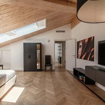 Attic 64 - The House Of Travelers Apartment