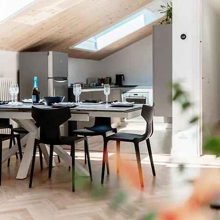 Attic 64 - The House Of Travelers * Como